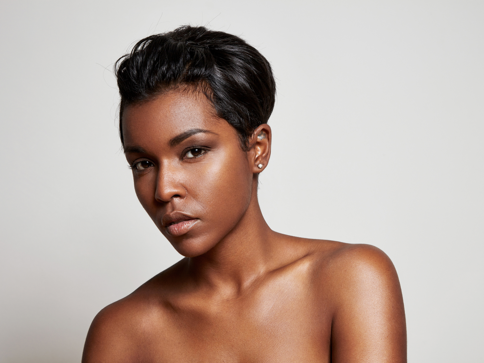 Long Relaxed Pixie Cut, een van de beste korte kapsels voor zwarte vrouwen