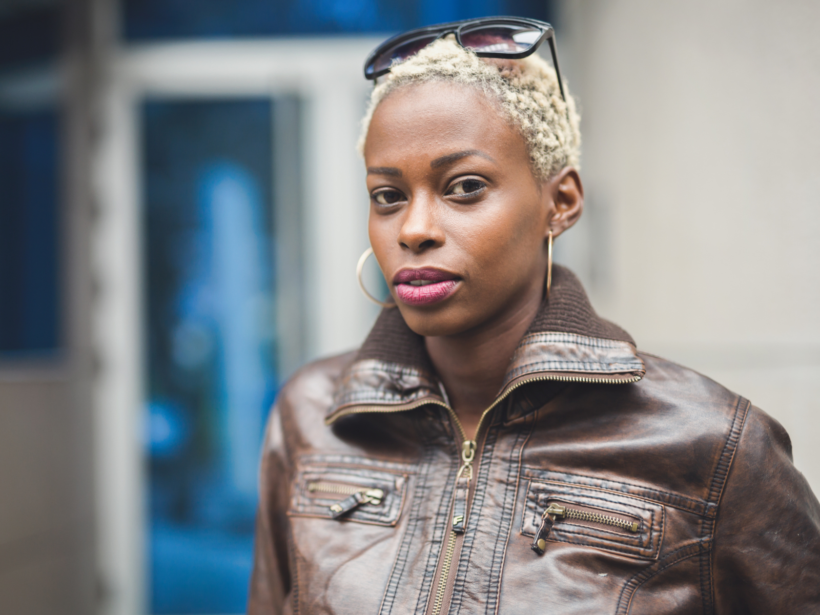 Als een kort kapsel voor zwarte vrouwen idee, Fierce Bleached Buzz Cut