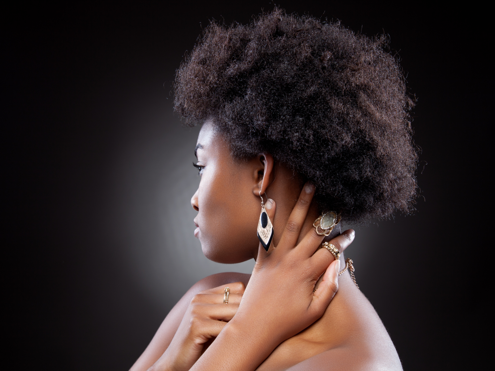 Als idee voor korte kapsels voor zwarte vrouwen, draagt een jonge vrouw de Tapered 4C Afro stijl.