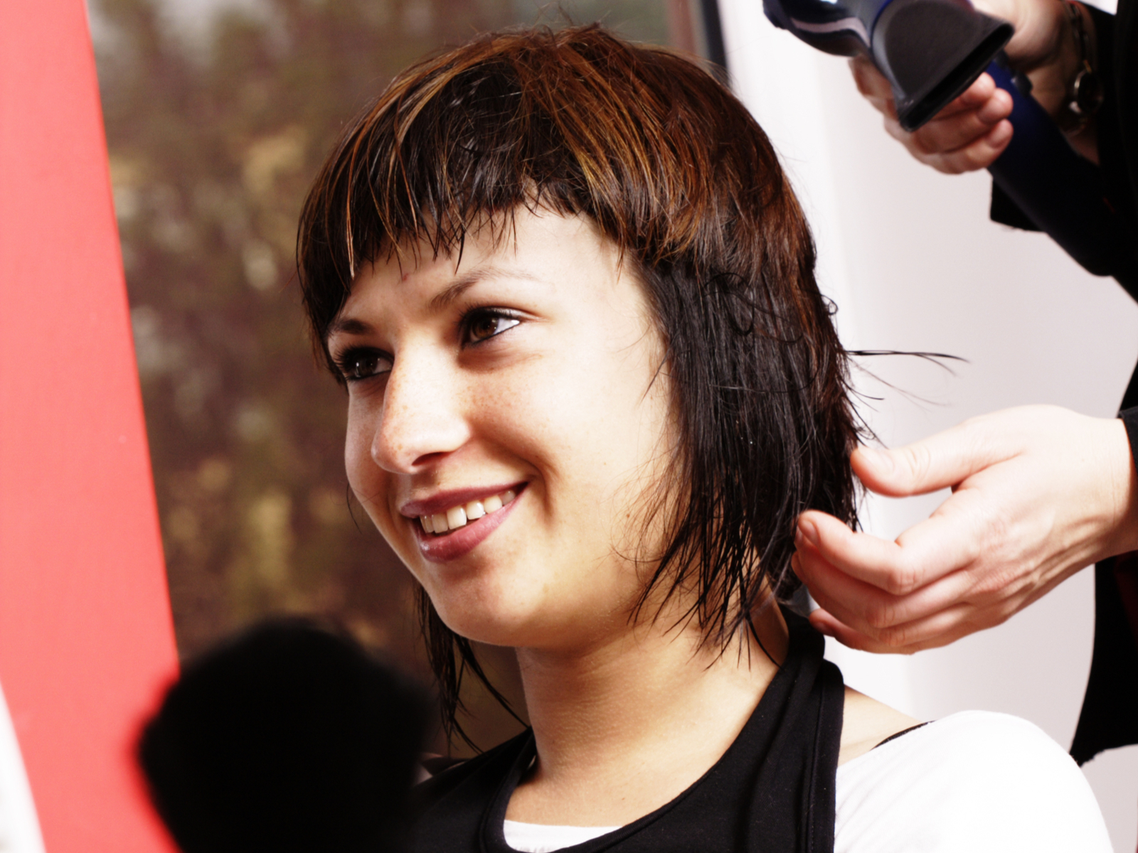 Deconstructed Shaglet op een vrouw die haar haar laat knippen