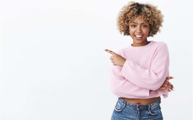 Zwarte vrouw met een Rezo coupe blond geverfd op de top