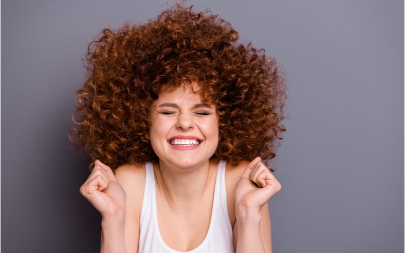 Redhead Rezo Cut op een vrolijke vrouw