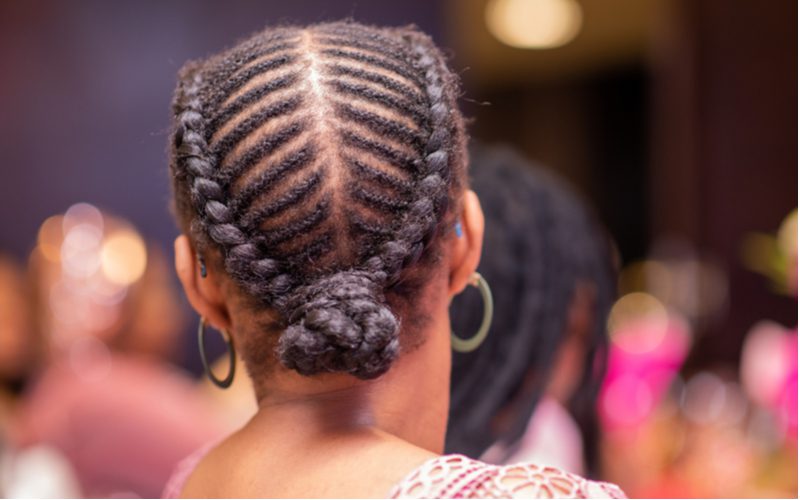 Cornrow Dutch Braids voor zwarte vrouwen Into Low Bun