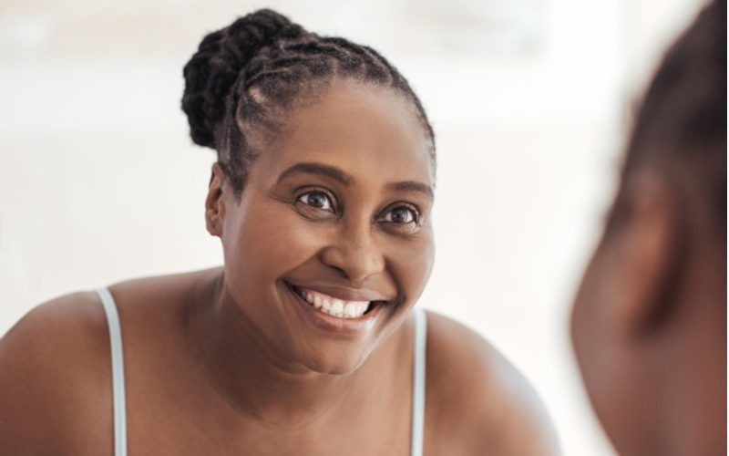 Criss-Cross Sisterlocks Bun vlechten voor zwarte vrouwen