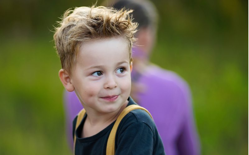 Jongen met rommelig haar gestyled in de Styled-Up Taper With Long Bangs look