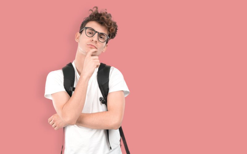 Wayward Curly Quiff als stijl voor jongens met rommelig haar