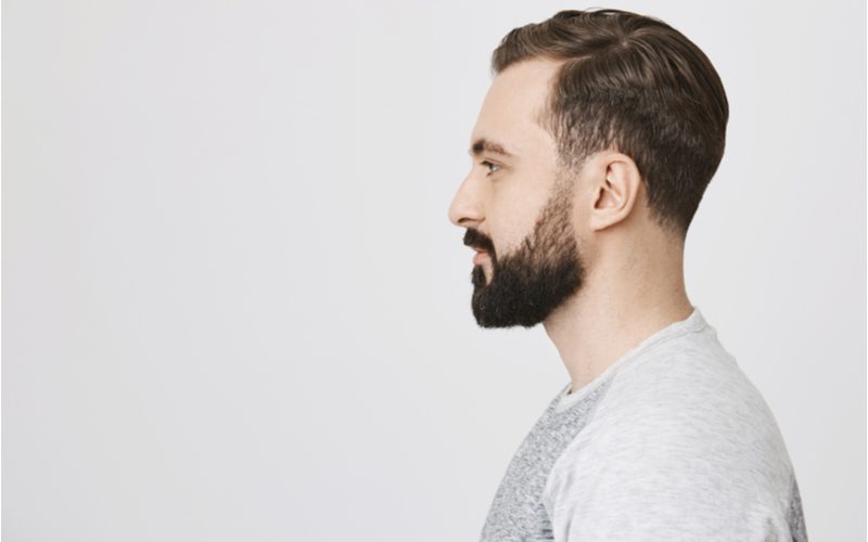 Herenkapsel met baard idee met een Casual Comb Over Fade & Fade-In Beard