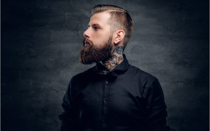 Herenkapsel met baard idee met een Mid Comb Over Taper & Full Beard afgebeeld