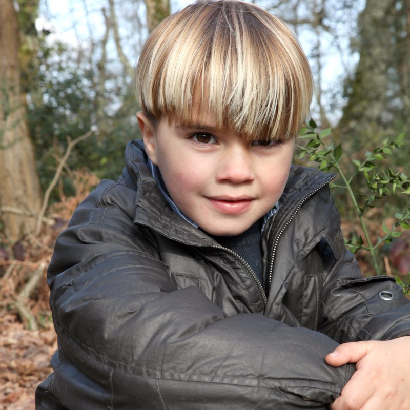 Youthful Mushroom Cut op een man in een leren winterjas en jeans