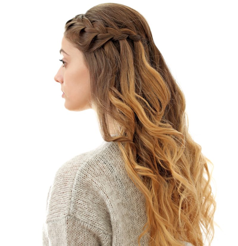 Stijlgids voor tienerkapsels met een vrouw met Partial French Braids and Waves kapsel.