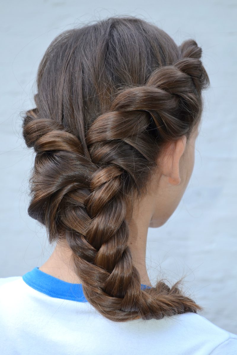 Double Twists Into Hanging Braid als kenmerkend tiener meisjeskapsel