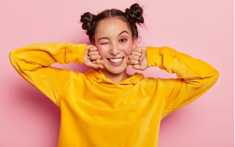 Tiener meisjeskapsel met strakke gedraaide space buns