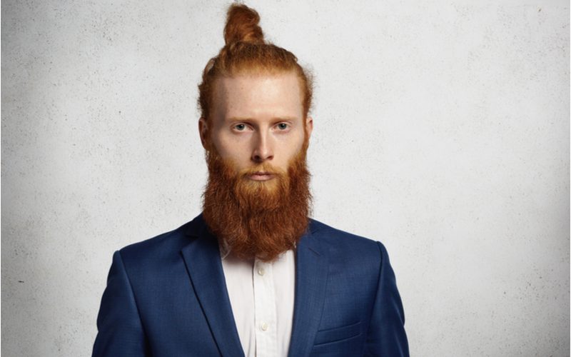 Hoge Man Bun Met Volledige Bandholz Baard