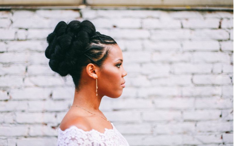 Afro-Amerikaanse bruidskapsel inspiratie met Bubble Bridal Bun With Criss-Cross Braids