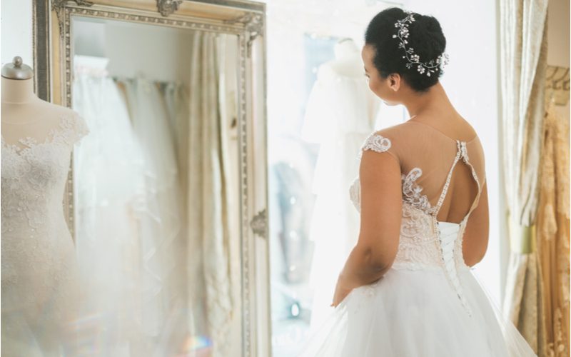 African American bruidskapsel op een vrouw met de Bridal Bun With Floral Wreath Crown stijl.