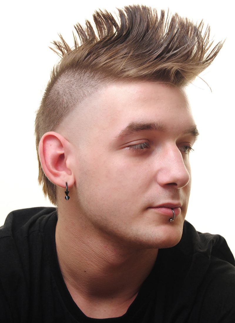 Punk Mohawk Kapsel Met Gevormde Haarlijn