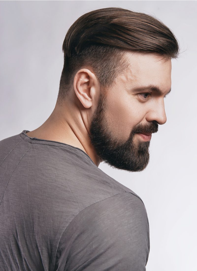 Side-Swept Pompadour With High Undercut als idee voor een stuk over beste kapsels voor terugwijkende haarlijnen