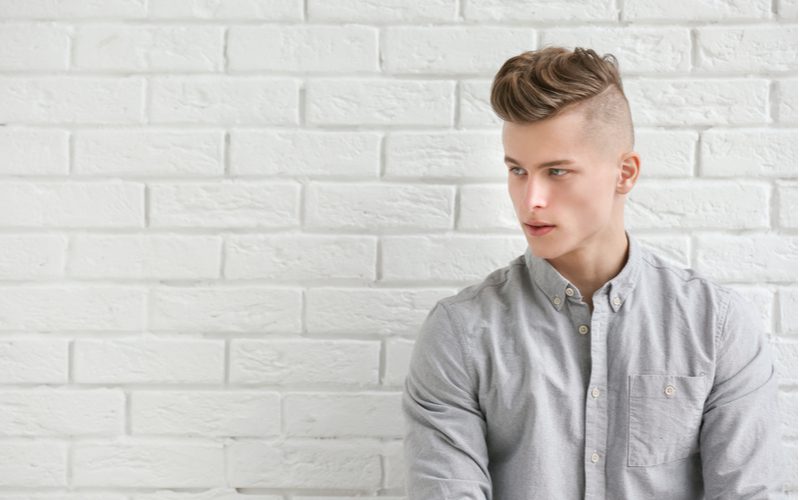 High Undercut With Greaser Pompadour als een van de beste kapsels voor terugwijkende haarlijnen