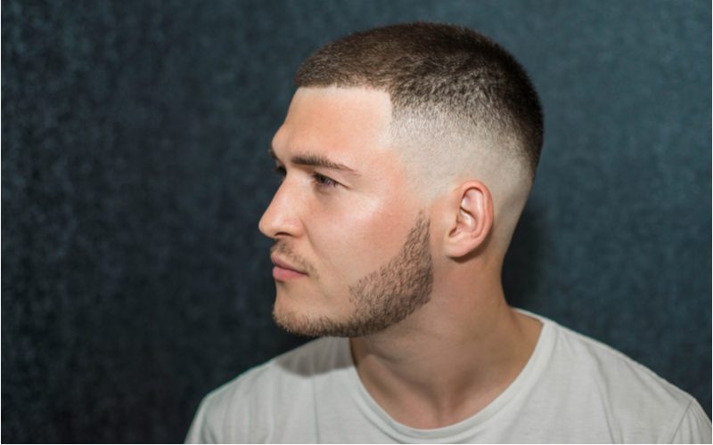 Mid-High Fade With Line-Up als idee voor beste kapsels voor terugwijkende haarlijnen