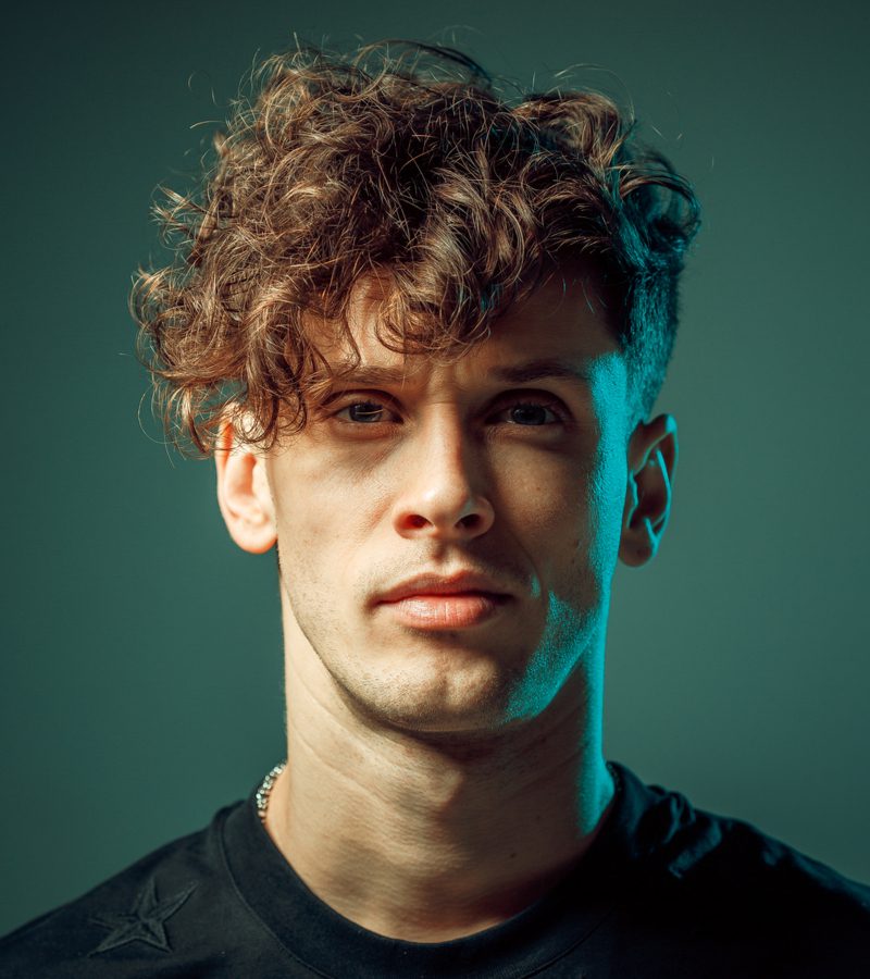 Curly Quiff Mid Fade, een geweldig kapsel voor terugwijkende haarlijnen