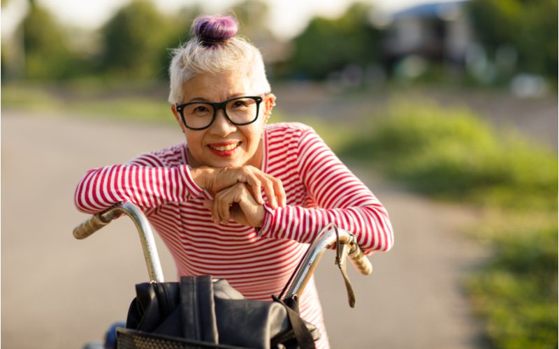 Eenvoudige en Jeugdige Top Knot die paars geverfd is, een kapsel voor vrouwen boven de 40