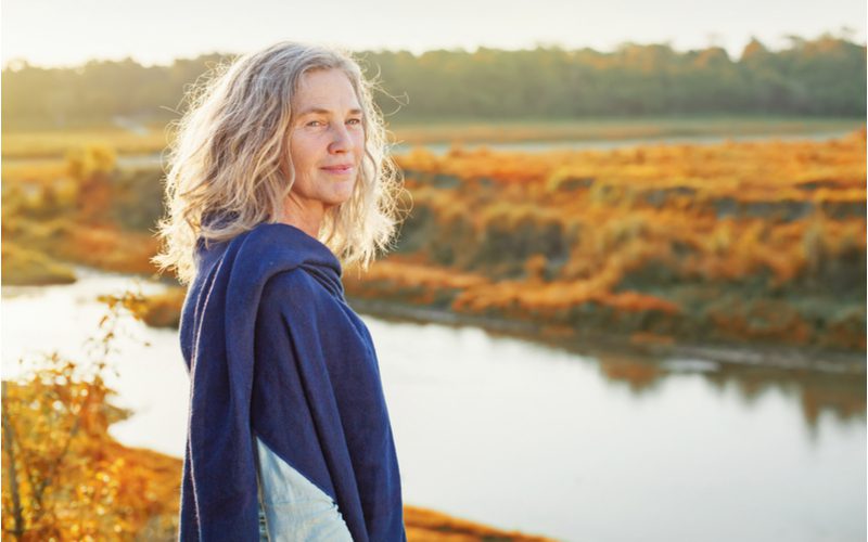 Kapsel voor vrouwen vanaf 40 jaar met natuurlijke middellange gelaagde golven