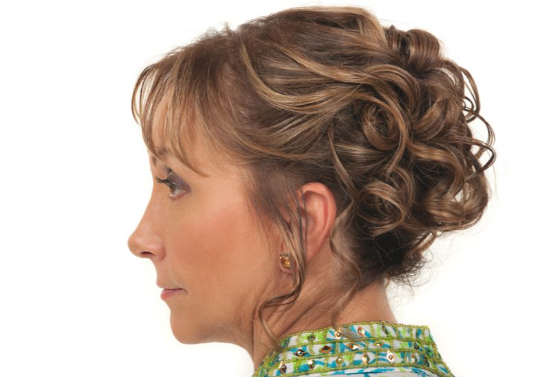 Een perfect kapsel voor vrouwen boven de 40 is de Formal Updo With Touchable Curls