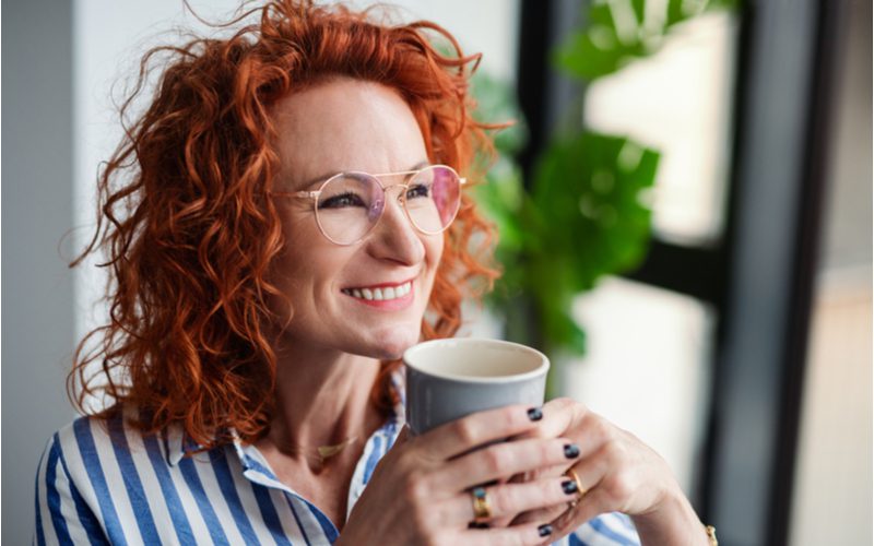 Pittige gelaagde schouderlange krullen voor een idee voor kapsels voor vrouwen boven de 40