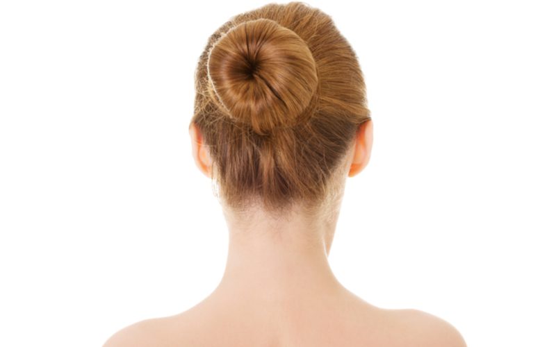 Easy Chic Donut Bun op een vrouw ouder dan 40 die het kapsel rockt.