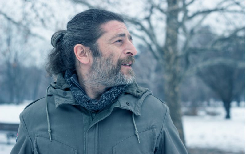 Half Verstopte Bun Met Korte Baard als kapselidee voor oudere mannen met lang haar