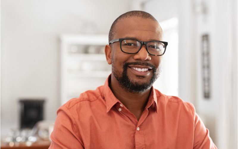 #2 Buzz Cut op een zwarte man in een rood overhemd voor een stuk getiteld Black Male Hairstyles