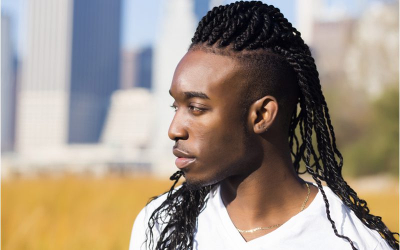 Aanbevolen zwart mannenkapsel getiteld Senegalese Twists With Undercut