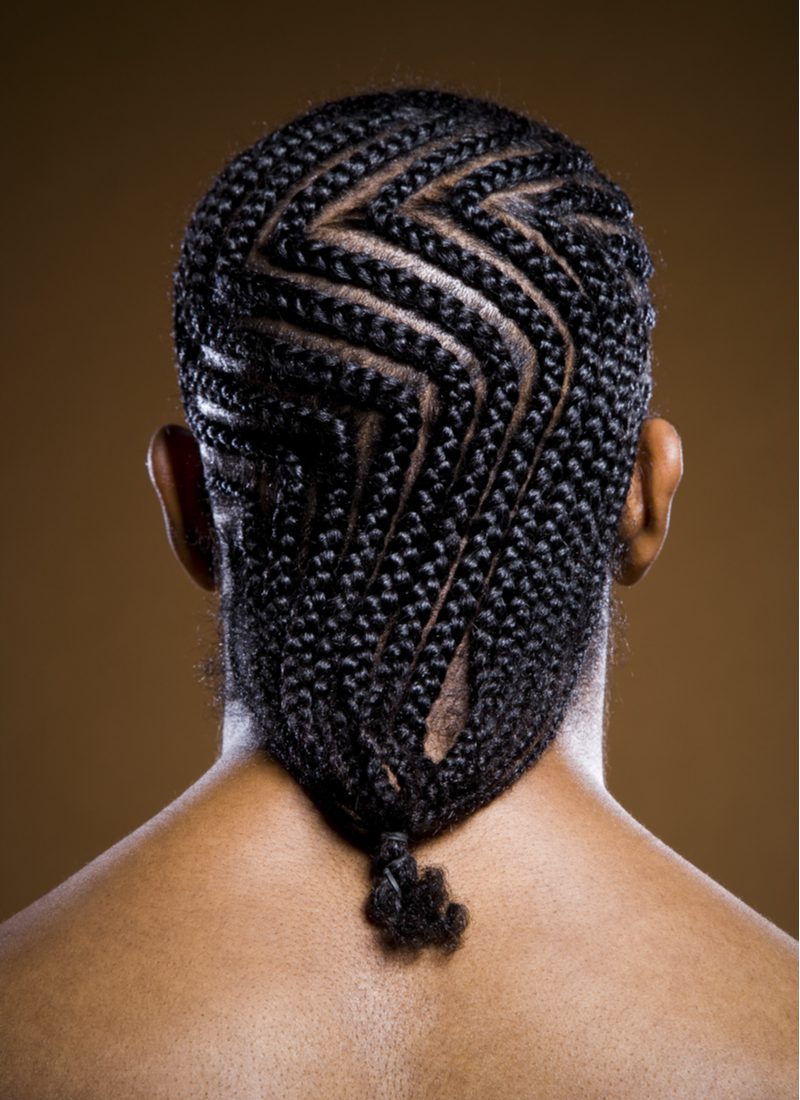 Zig Zag Flat Braids op een man die wegkijkt van de camera voor een stuk over zwarte mannenkapsels