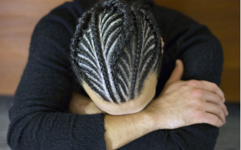 Tree of Life Flat Braids, een populair zwart mannenkapsel, van bovenaf gezien.