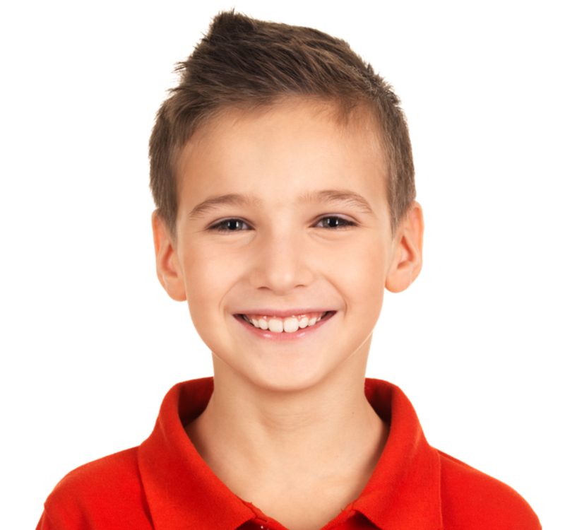 Mini Quiff Met Korte Zijkanten als kenmerkende stijl voor kleine jongens kapsels