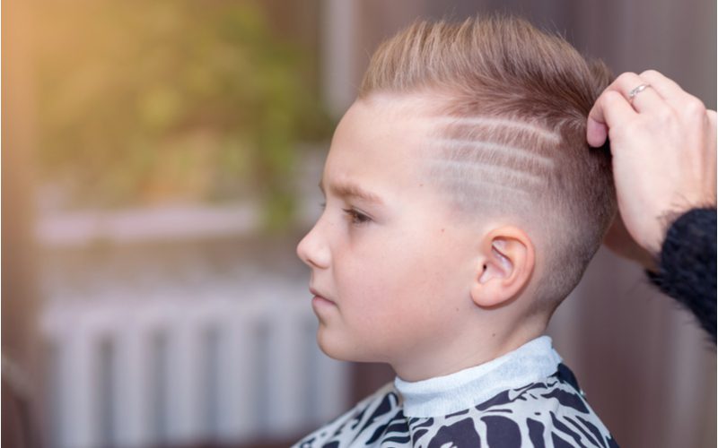 Jongenskapsel met de titel Comb Over Fade With Shaved Lines