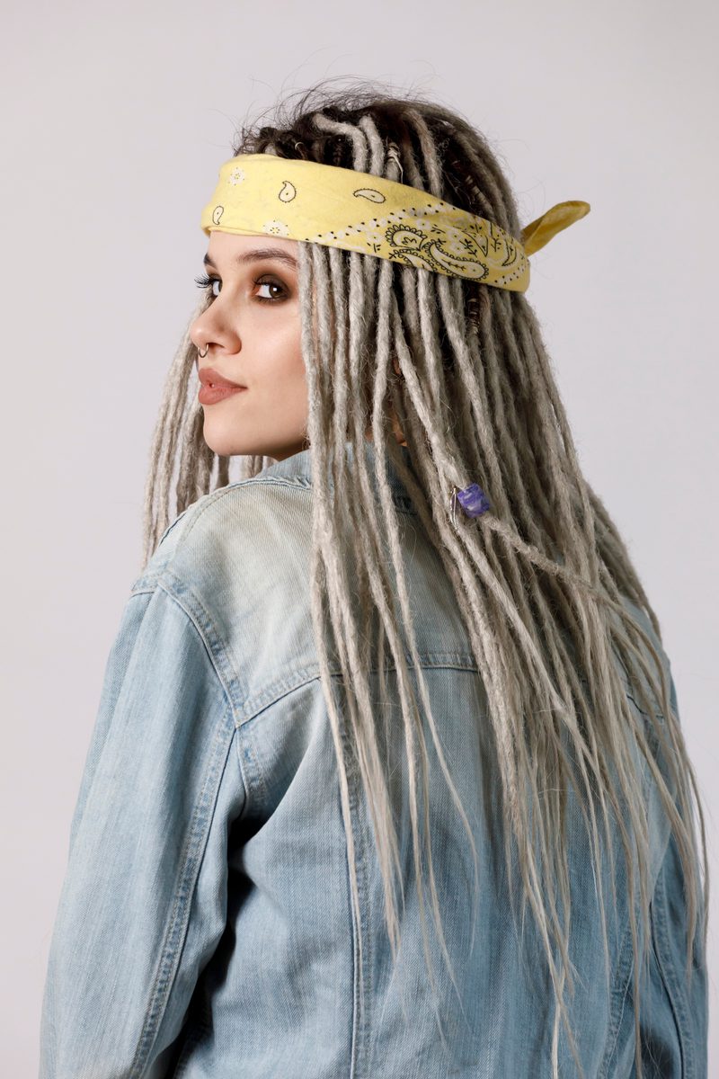 Straight Goddess Locs met platina highlights