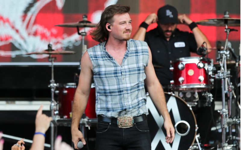 Voorbeeld van een moderne mullet met Morgan Wallen's Shaved Sides Party Mullet.