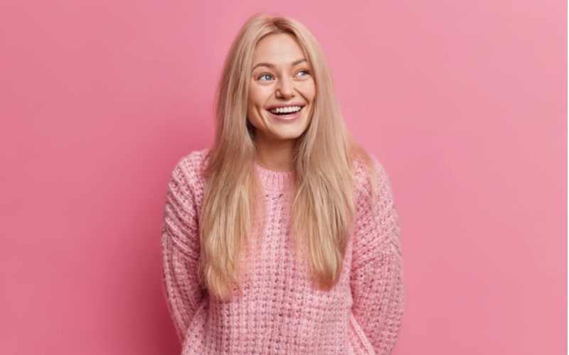 Als stijl op de beste kapsels voor ronde gezichten vrouwen, Lang en gelaagd met volumineus middenstuk