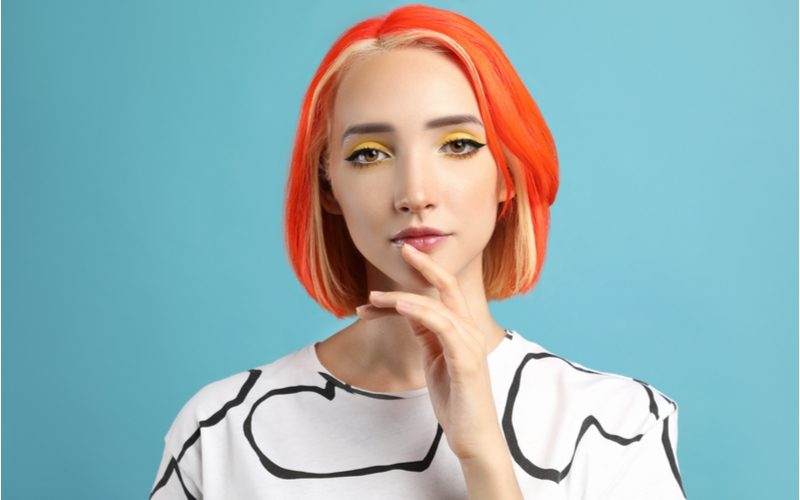 Colorful Bob With Off-Center Part, een geweldige stijl voor vrouwen met een rond gezicht.