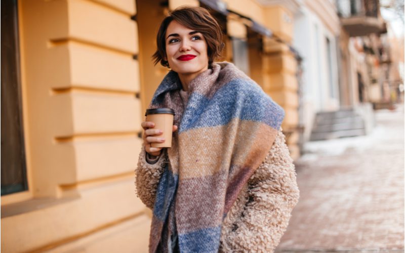 Ear-Length Bob With Bangs, een opvallend kapsel voor vrouwen met een rond gezicht.