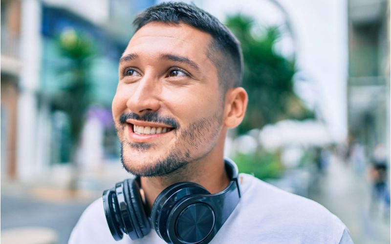 Idee voor een populair kapsel voor mannen met een man met een High #6 Top Fade