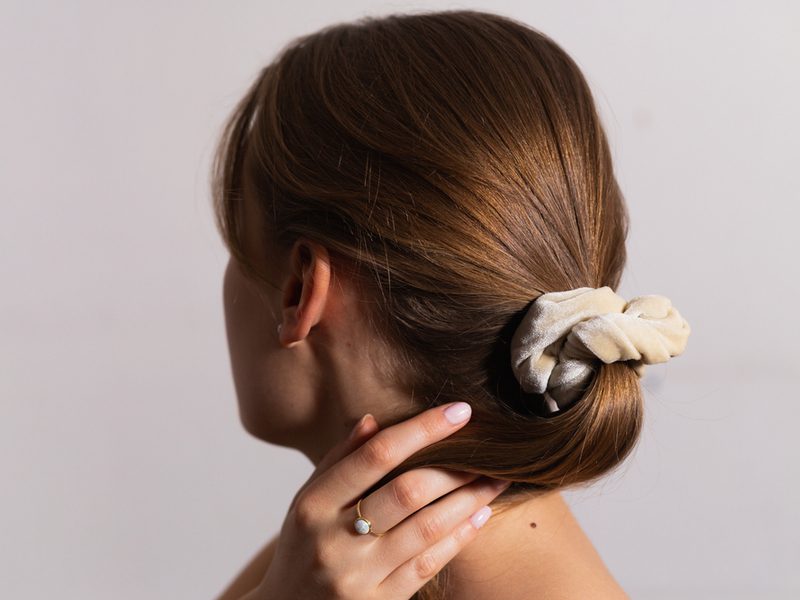 Low Chic Scrunchy Pony uit een stijlidee roundup getiteld Easy Hairstyles