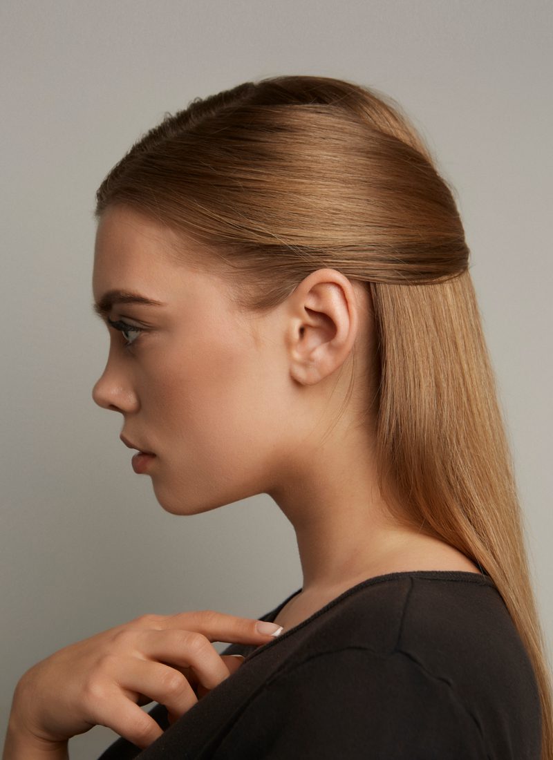 Sleek and Straight Half-Updo genoemd als een gemakkelijk kapsel op een vrouw in een zij-profiel foto.