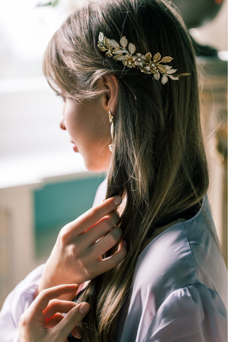 Gedurfde baret op een vrouw in boho-stijl met een gemakkelijk kapsel