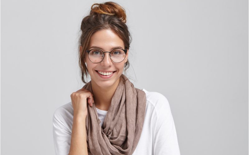 Artsy High Bun With Face-Framing Tendrils als voorbeeld van een lang tot halflang kapsel.