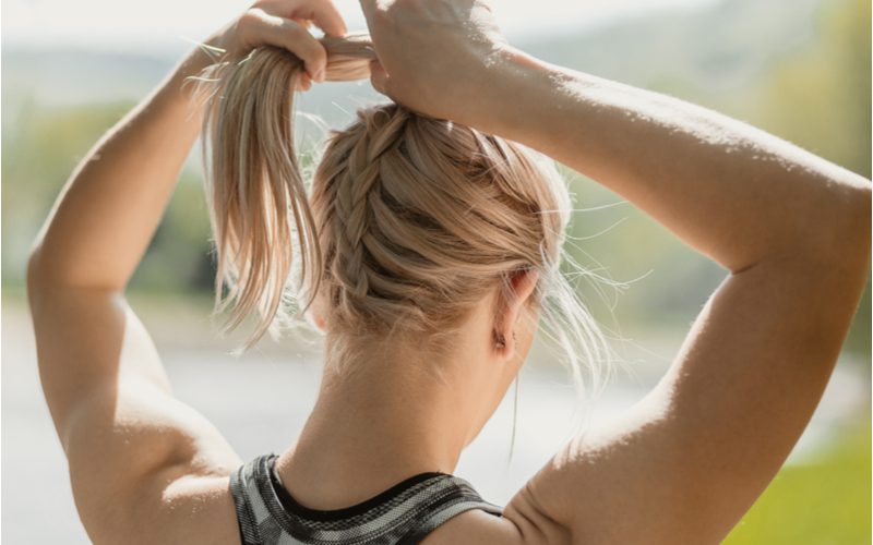 Under-Braided Ponytail voor een idee van lange tot middellange kapsels op een sportieve blonde vrouw.