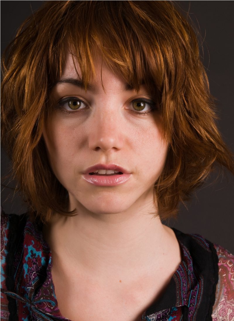 Golden Brunette Chin-Length Shag op een meisje met een serieuze blik op haar gezicht