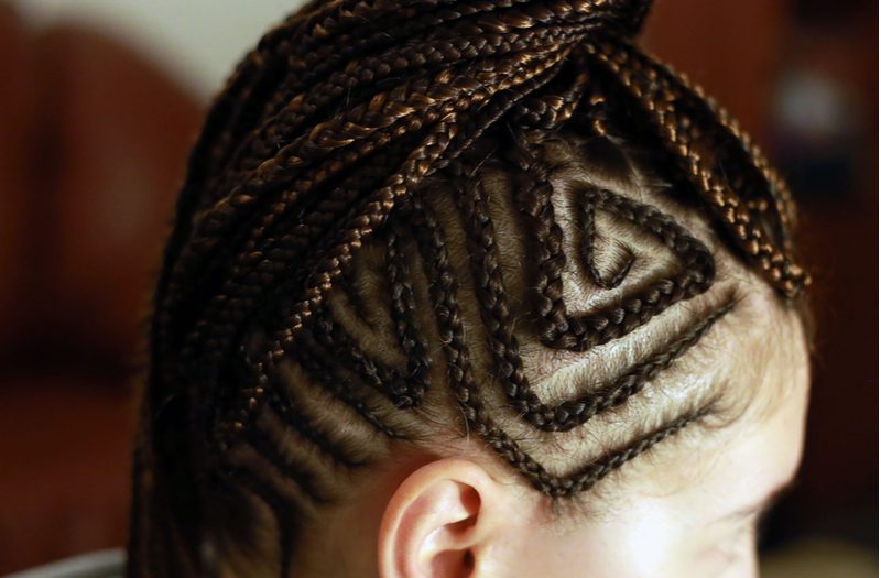 Piramide Micro-Cornrows als een gekenmerkte stijl voor een roundup van tribale vlechten stijlen