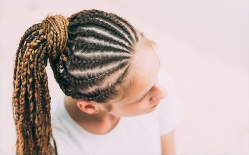 Ghana Braids With Wrapped Ponytail op een lichtgetinte vrouw met geverfd haar